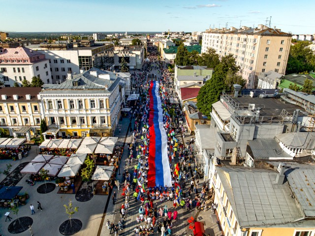 Нижегородцы пронесли 100-метровый флаг в День России Нижегородцы пронесли 100-метровый флаг в День России