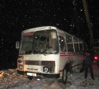 Один человек погиб, пятеро пострадали в результате опрокидывания автобуса в Ковернинском районе