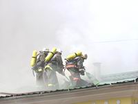 В центре Н.Новгорода горело здание, пожарные эвакуировали более 30 человек

