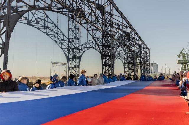 500 нижегородцев развернули на Стрелке стометровый российский триколор в честь годовщины воссоединения Крыма с Россией 500 нижегородцев развернули на Стрелке стометровый российский триколор в честь годовщины воссоединения Крыма с Россией