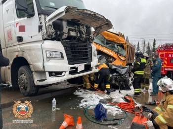 Грузовик в Уфе протаранил 11 автомобилей: два человека погибли Грузовик в Уфе протаранил 11 автомобилей: два человека погибли