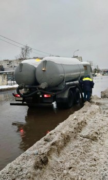 Нижегородские коммунальщики откачивают воду после резкого потепления