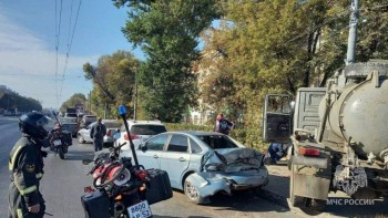 Ассенизатор снес припаркованные легковушки в Нижнем Новгороде