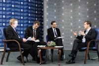 Медведев считает, что конкуренция между ним и Путиным на президентских выборах может пойти во вред России 