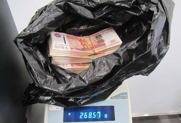 Пассажир рейса Саратов — Баку пытался вывезти 1,25 млн незадекларированных рублей