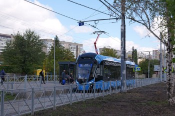 Саратовцы жалуются на невозможность втиснуться новый трамвай 9д Саратовцы жалуются на невозможность втиснуться новый трамвай 9д