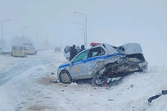 BMW X3 протаранил припаркованный автомобиль ГИБДД на трассе в Башкирии