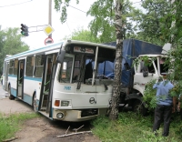 Уточнено: В Н.Новгороде при столкновении грузового автомобиля и автобуса погибли водитель и пассажирка автобуса - ГИБДД