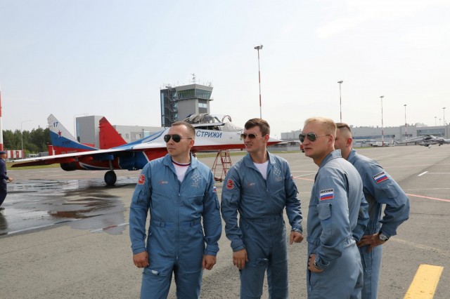 Пилотажная группа "Стрижи" прибыла в Нижний Новгород для участия в авиашоу к 800-летию Пилотажная группа "Стрижи" прибыла в Нижний Новгород для участия в авиашоу к 800-летию