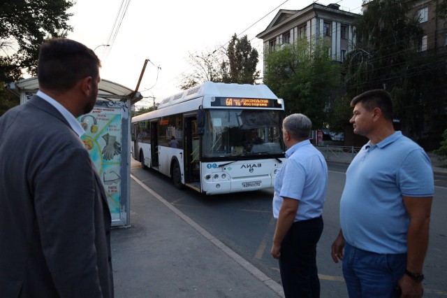 Власти проверили вечернюю работу в Саратове автобусов по брутто-контрактам