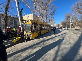 Пассажирский автобус в Саратове врезался в световую опору