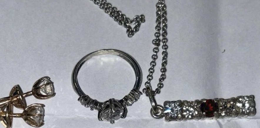 Нижегородца задержали за попытку нелегального ввоза 15 бриллиантов из ОАЭ