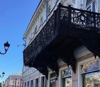 Коммунальщики повредили исторический балкон на Большой Покровской в Нижнем Новгороде