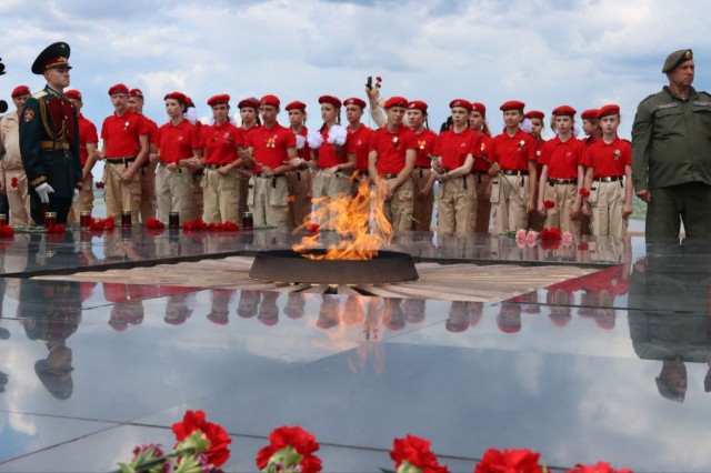 Нижегородцы возложили цветы к мемориалу "Вечный огонь" в Кремле в День памяти и скорби