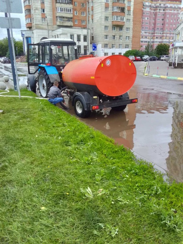 Коммунальную технику для откачивания воды перенаправляют с городских дорог во дворы Коммунальную технику для откачивания воды перенаправляют с городских дорог во дворы