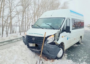 Пассажирский автобус врезался в экскаватор в Башкирии