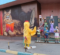 Уличные художники расписали сказочными сюжетами вход в Нижегородскую областную детскую библиотеку

