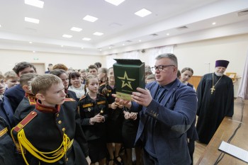 Артем Кавинов передал нижегородским школьникам подарки от военных, находящихся в зоне СВО