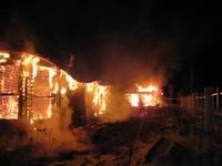 В Нижегородской области, предположительно в результате поджога, сгорели дом под дачу и баня