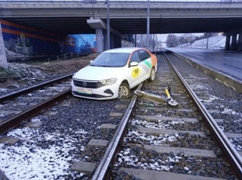 Машина каршеринга перекрыла движение трамваев №27 в Нижнем Новгороде