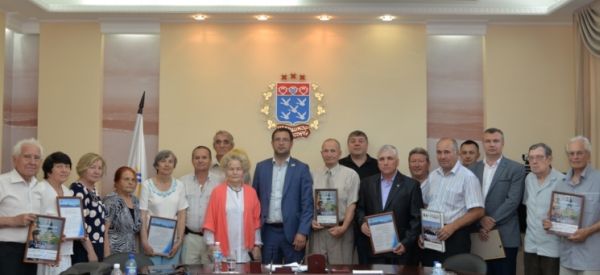 Вручение наград победителям конкурса "Ветераны в строю" состоялось в ходе встречи с руководителями ветеранских общественных организаций Чебоксар Вручение наград победителям конкурса "Ветераны в строю" состоялось в ходе встречи с руководителями ветеранских общественных организаций Чебоксар