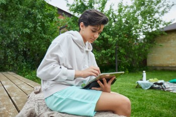 Каникулы не для всех: аналитики фиксируют рост мошенничества в отношении школьников