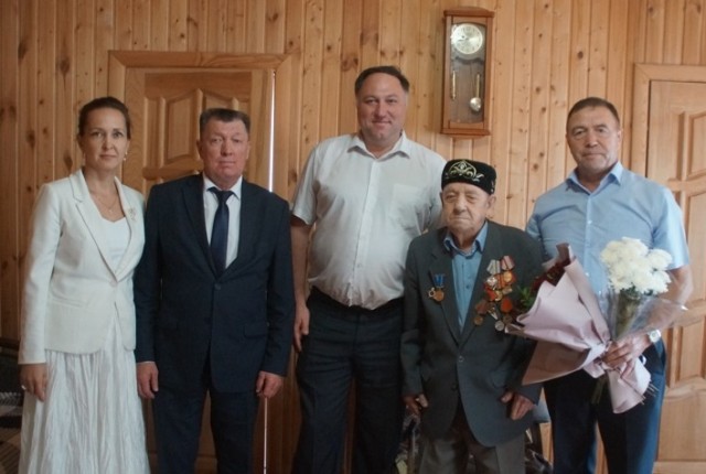 Участник битвы на Курской Дуге Муллахази Закиров отметил 100-летие в Чебоксарах Участник битвы на Курской Дуге Муллахази Закиров отметил 100-летие в Чебоксарах