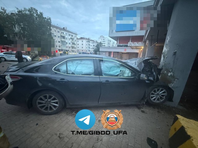 Toyota Camry врезалась в ТЦ "Семья" в Уфе