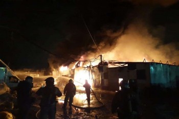 Крупный пожар произошел в ангарах с макулатурой в Нижнем Новгороде