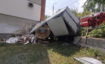 Грузовик влетел в жилой дом в Саратове Грузовик влетел в жилой дом в Саратове