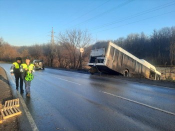 Трое пострадали в столкновении автобуса и газели в Самарской области