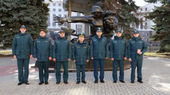 Пятерых нижегородских пожарных наградили медалями за отвагу 