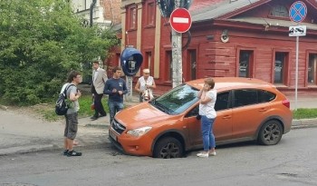 Провал грунта произошел на улице Ошарской в Нижнем Новгороде