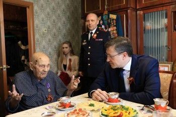 Глеб Никитин поздравил ветерана Геннадия Луканова с Днем Победы