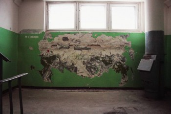 Нижегородский художник с помощью шпателя и отвертки воссоздал в подъезде карту России: работа называется &quot;Масштабы&quot;