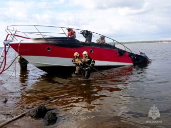 Неисправность электрооборудования стала причиной возгорания яхты в Чебоксарах