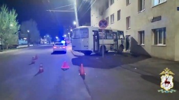 Автобус с пассажирами въехал в здание в Дзержинске Автобус с пассажирами въехал в здание в Дзержинске