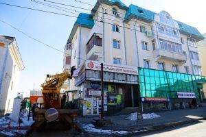 Алексей Ладыков поставил задачу в течение 2018 года вернуть Чебоксарам первоначальный архитектурный образ, избавив от непрезентабельных вывесок 