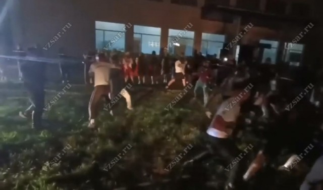 Саратовские учителя вывели учеников на массовый бой между школами