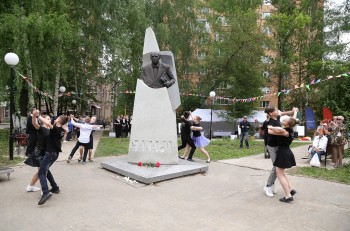 Литературный марафон &quot;Лирика свободы&quot; прошел у памятника Андрею Сахарову в Нижнем Новгороде