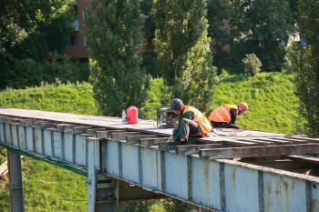 Пескоструйные работы начали на мосту через Похвалинский съезд в Нижнем Новгороде