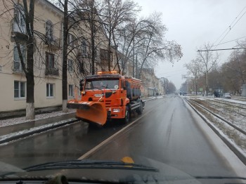 Спецтехника вышла на просыпание противогололедными материалами дорог в Нижнем Новгороде