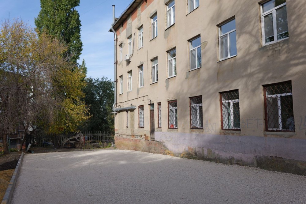 Программу ремонта дворов саратовских медучреждений завершили на 70%