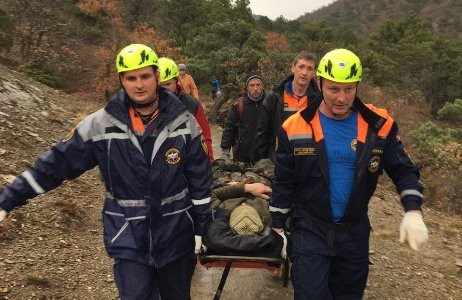 Крымские спасатели почти 1,5 км несли на носилках пермского туриста, у которого во время похода в горы отказали ноги Крымские спасатели почти 1,5 км несли на носилках пермского туриста, у которого во время похода в горы отказали ноги