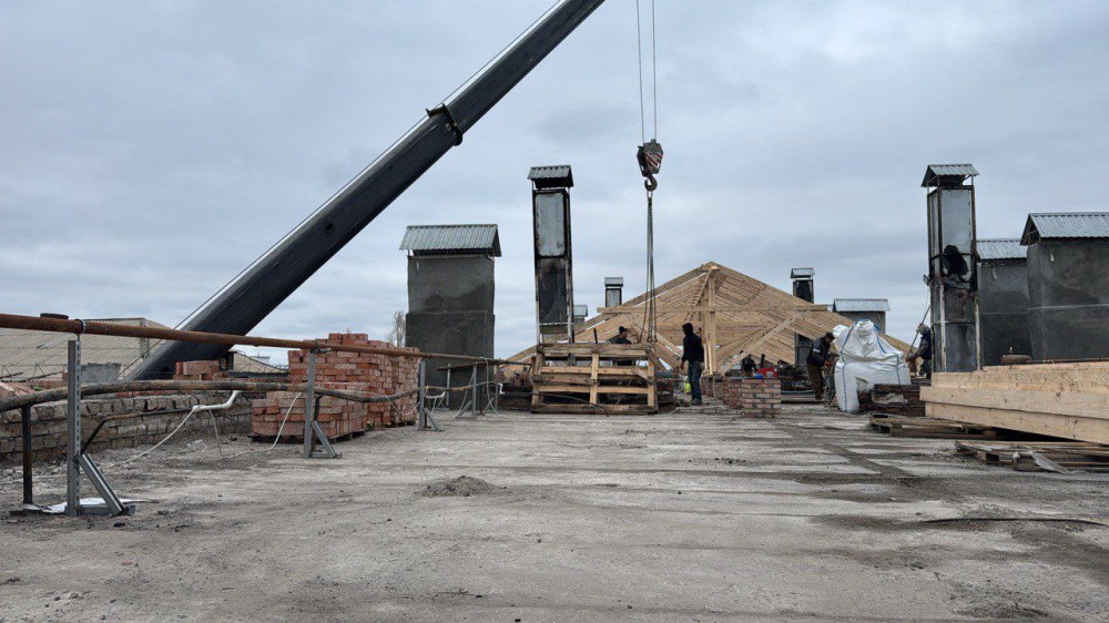 Восстановительные работы проводят в пострадавшем от огня доме в Оренбурге