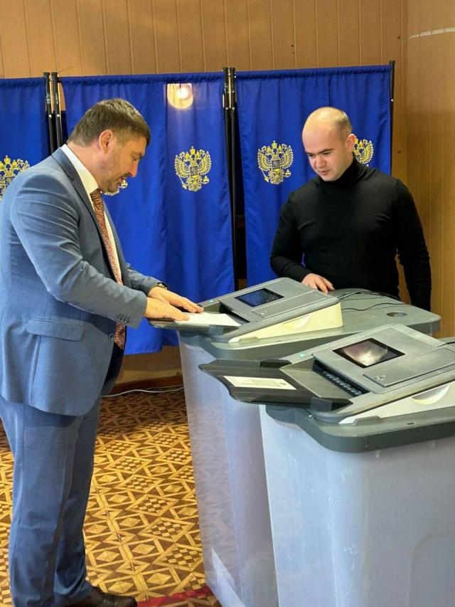 Кандидат в губернаторы Нижегородской области Владислав Атмахов проголосовал на участке в пос. Неклюдово Кандидат в губернаторы Нижегородской области Владислав Атмахов проголосовал на участке в пос. Неклюдово