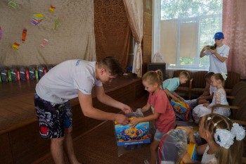 Ранцы от Нижегородской области получили в подарок школьники Харцызска и Иловайска