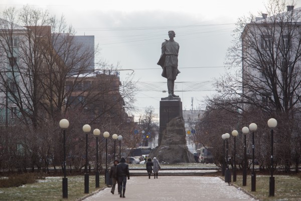 Памятник горькому в нижнем новгороде на площади горького