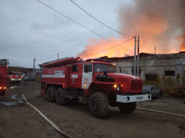 Склады на площади 900 кв. м. сгорели в Дзержинске (ВИДЕО)