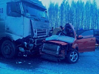 Два человека погибли, один получил ранения при столкновении внедорожника с грузовиком в Нижегородской области